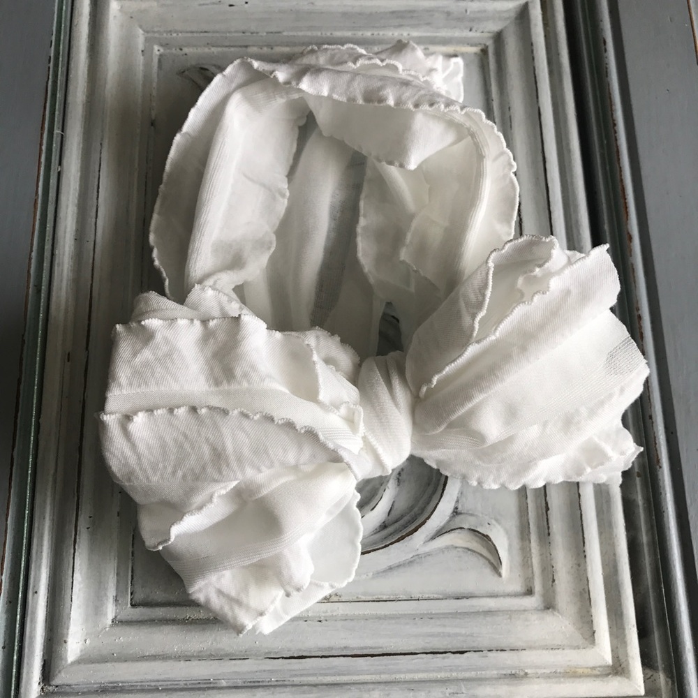 White messy bow